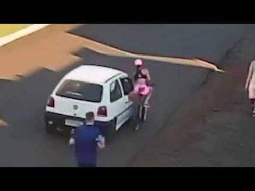 Mulher se machuca ao cair de bicicleta após sofrer assédio: veja vídeo