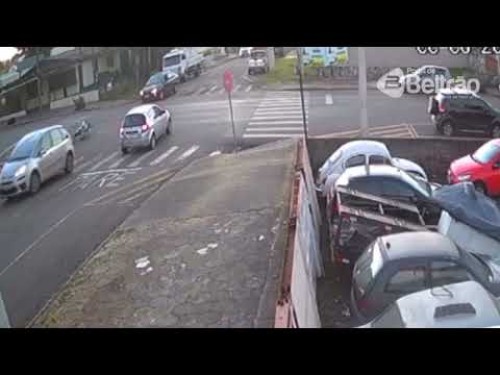 Câmera flagra colisão que deixou motociclista ferido em Beltrão