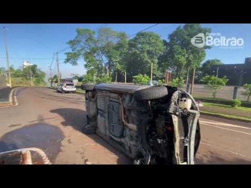 Jovens saem ilesas de capotamento da Av. Júlio de Assis Cavalheiro