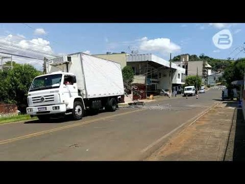 Parte do bairro Cristo Rei fica sem energia, após caminhão bater em poste