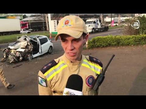 Mulher fica encarcerada em veículo após grave colisão entre carro e caminhão da PR 483