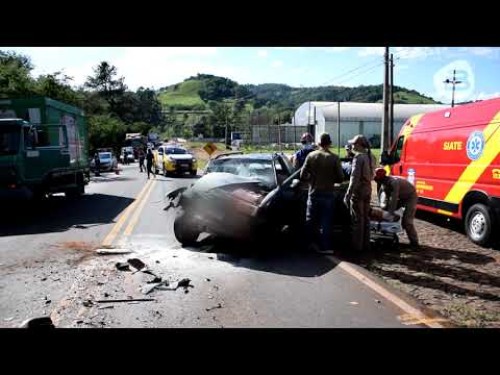 Ultrapassagem envolvendo carro e caminhão termina em acidente na PR-566