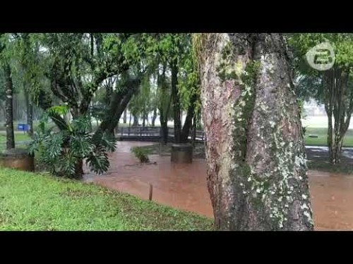 Forte chuva provoca alagamento no Parque de Exposições