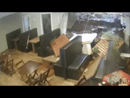 Vídeo mostra enxurrada quebrando parede e invadindo restaurante, em Ampére