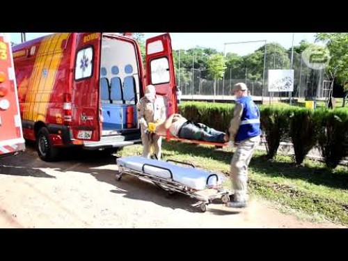 Caminhão vai parar no parque Alvorada após capotar em grave acidente na PR 483