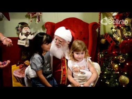 Papai Noel desce da Torre da Concatedral de rapel, abrindo o Natal Encantado de Francisco Beltrão