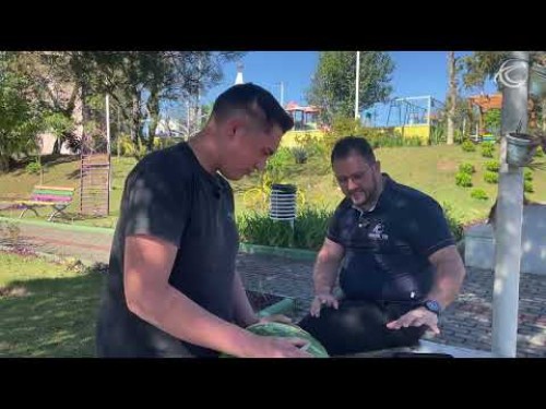 Repositor de hortifruti descobre talento para esculpir frutas e transforma paixão em arte