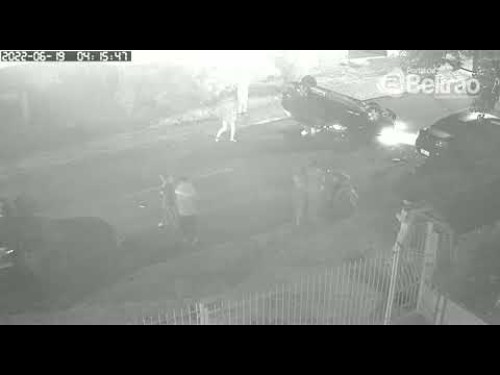 Jovens capotam veículo após baterem em carro estacionado em Beltrão