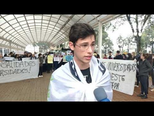 Mobilização reúne estudantes contra a cobrança de mensalidades em universidades públicas