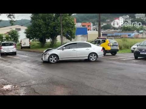 Colisão entre Honda Civic e Fiat Strada no Bairro Industrial de Francisco Beltrão