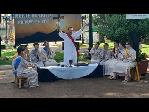 Alunos da APAE encenam a Paixão de Cristo na praça central em Francisco Beltrão