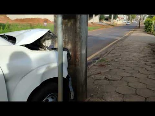Passageira passa mal e motorista bate carro ao prestar socorro no Pinheirinho