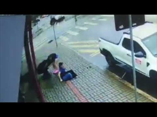 Mulher tem ferimentos leves após buraco se abrir na calçada, em Francisco Beltrão