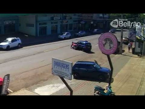 Acidente entre moto e carro é registrado por câmeras de segurança na Cango